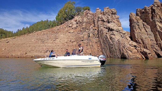 Programa de Pesca desde Embarcación en el Embalse del Cijara