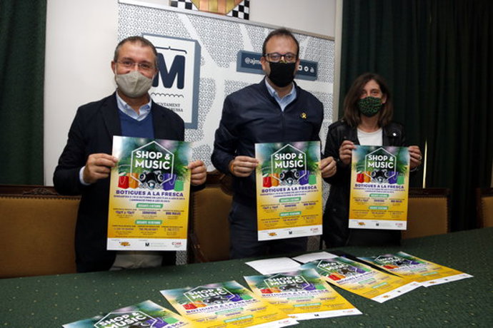 Pla mitj on es pot veure l'alcalde de Mollerussa, Marc Solsona, el president de Mollerussa Comercial, lex Catal, i la membre de la Junta, Núria Sans, amb el cartell de 'Shop&Night', el 29 de setembre de 2020. (Horitzontal)