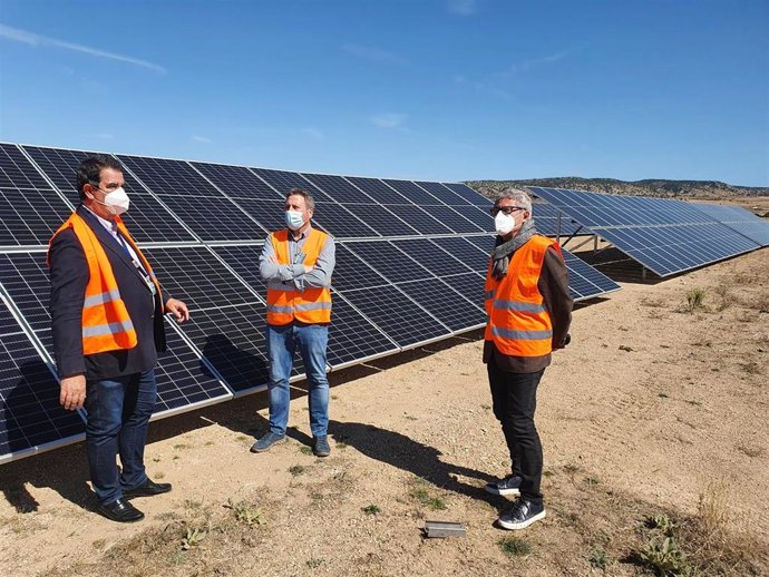 Soro en la planta fotovoltaica del Aeropuerto de Teruel.