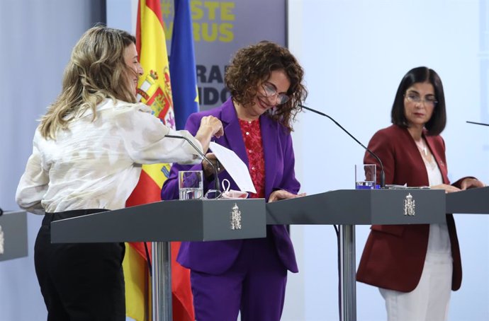 (E-D) La ministra Treball i Economia Social, Yolanda Díaz;  la ministra portaveu i d'Hisenda, María Jesús Montero; i la ministra de Política Territorial i Funció Pública, Carolina Darias, compareixen després del Consell de Ministres.