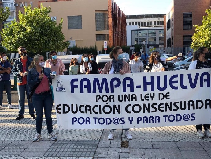 Protesta fente a la Delegación de Educación en Huelva.