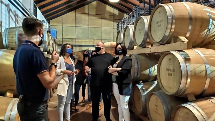 Yolanda Sáez y Virginia Pérez visitan la bodega de Fuente Reina, en Constantina