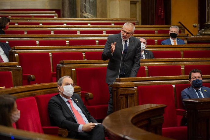 El líder de Ciudadanos en Catalunya, Carlos Carrizosa, se dirige al presidente de la Generalitat, Quim Torra, durante el pleno del Parlament. En Barcelona, Cataluña, (España), a 9 de septiembre de 2020.
