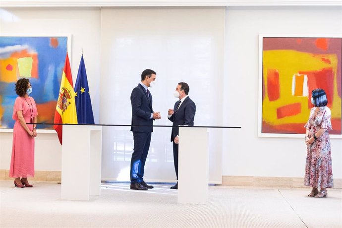 El presidente del Gobierno, Pedro Sánchez (2i); y el presidente de la Federación Española de Municipios y Provincias (FEMP) y alcalde de Vigo, Abel Caballero (2d).