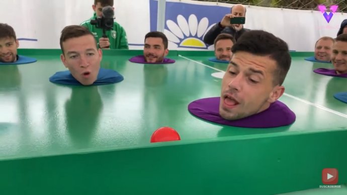 Este grupo de amigos juegan al futbolín usando sus propias bocas