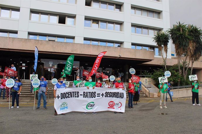 Protesta de CSIF. UGT y ANPE en Málaga por un curso escolar "seguro"