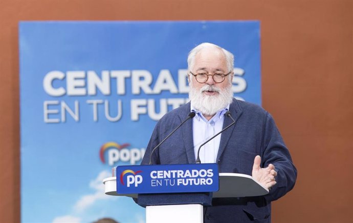 El comisario europeo de Acción por el Clima y la Energía, Miguel Arias Cañete, durante su intervención en el acto de los de los candidatos del PP al Parlamento Europeo celebrado en Ávila.