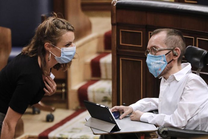 La diputada de la CUP, Mireia Vehí, habla con el portavoz de Unidas Podemos en el Congreso de los Diputados, Pablo Echenique, durante una sesión plenaria en el Congreso de los Diputados, en Madrid (España), a 28 de septiembre de 2020. 