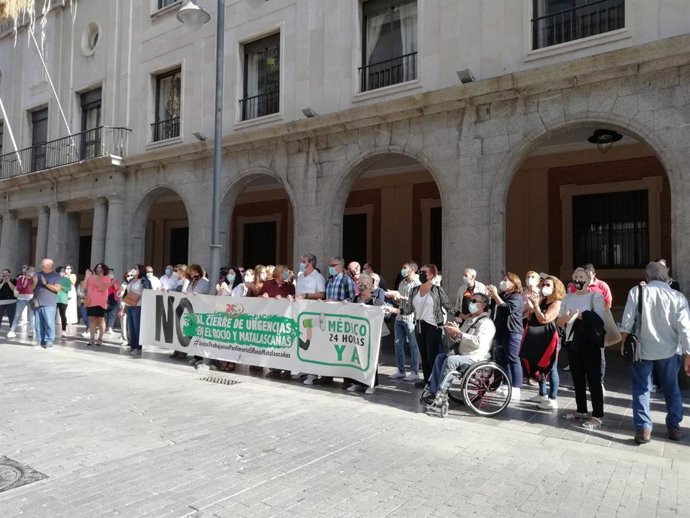 Concentración de vecinos de Almonte ante la Delegación de Salud.