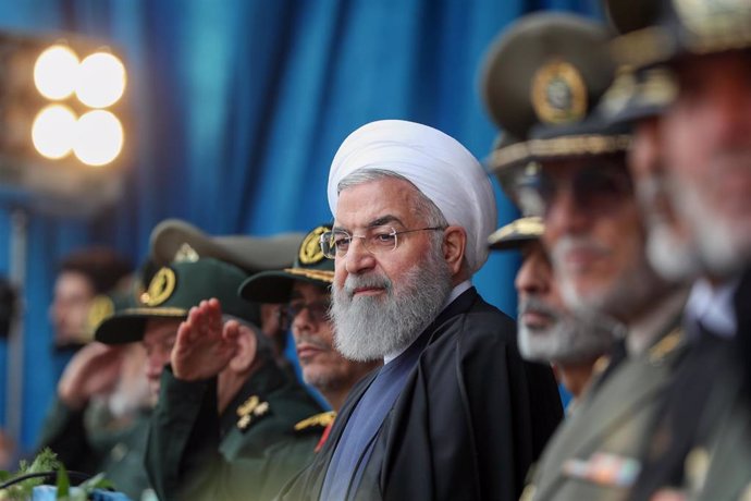 El presidente de Irán, Hasán Rohani, en un desfile militar en Teherán