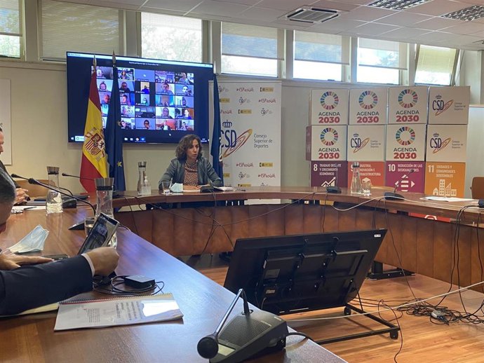 La presidenta del CSD, Irene Lozano, explica a los deportistas las medidas del plan 'Concentrados en Tokio'