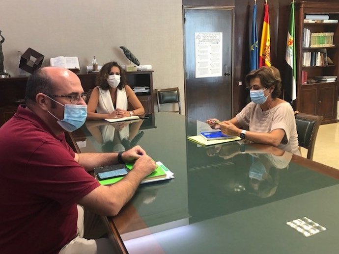 La consejera para la Transición Ecológica y Sostenibilidad de la Junta de Extremadura, Olga García, en una reunión con Iberdrola sobre inversiones en renovables en la región
