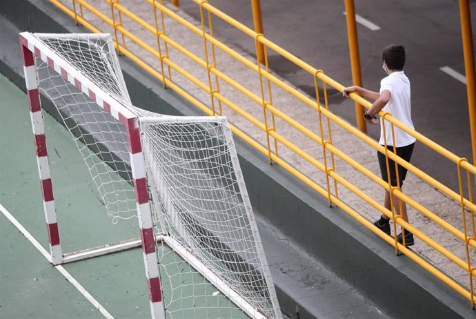 Un alumno en el patio de un colegio, en Madrid (España), a 18 de septiembre de 2020. E