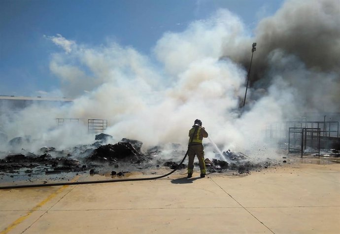 Un bombero, durante la extinción del incendio