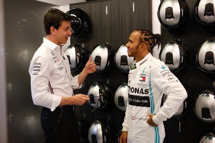 Toto Wolff conversa con Lewis Hamilton tras un Gran Premio