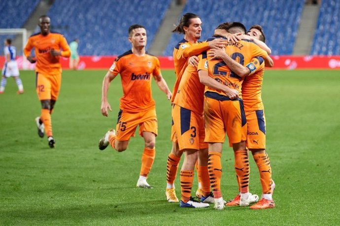 Fútbol/Primera.- El Valencia saca tres puntos de oro en el Reale Arena