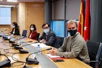 El acuerdo entre Gobierno y Madrid implicará limitar la movilidad en toda la capital si lo avalan las CCAA