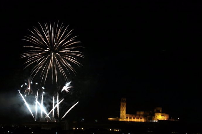 Imatge del castell de focs de les Festes de la Tardor de Lleida a l'entorn de la Seu Vella, el 29 d'octubre del 2020. (Horitzontal)