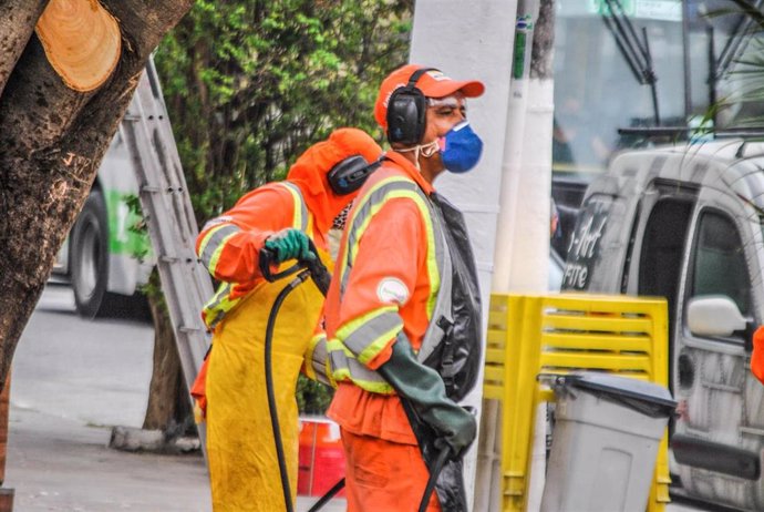 Un equipo de limpieza en labores de desinfección de una calle de Sao Paulo, en Brasil.