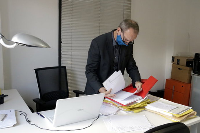El portaveu dels advocats voluntaris, Albert Carreras, consultant les seves notes de les declaracions que s'han fet en el marc de la querella collectiva per l'1-O. Imatge publicada el 30 de setembre del 2020 (Horitzontal)