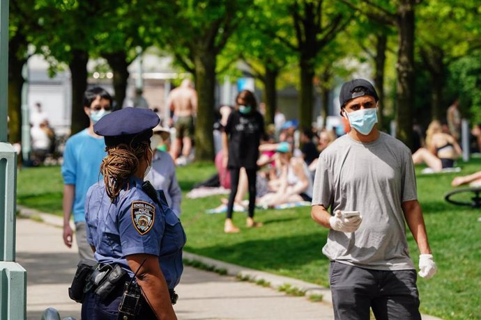 La ciudad de Nueva York comenzará a multar nuevamente a aquellas personas que se nieguen a usar mascarilla en las zonas con más incidencia de la pandemia.