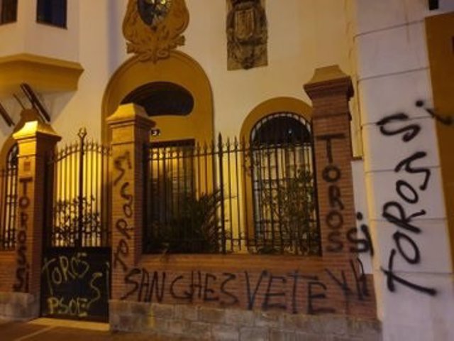 Fachada del PSOE provincial de Sevilla con pintadas