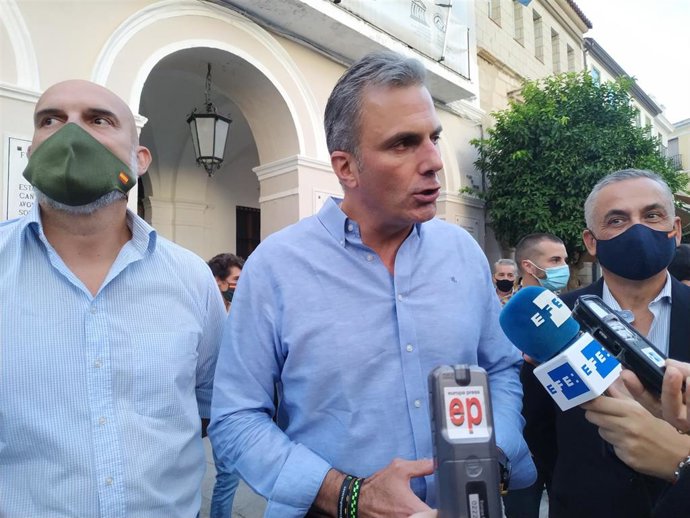 Javier Ortega Smith atiende a los medios de comunicación en Mérida.