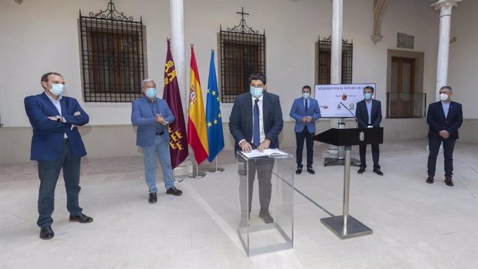 El jefe del Ejecutivo regional, Fernando López Miras, ha presidido en el Palacio de San Esteban el acto de firma del Acuerdo entre el Gobierno autonómico y las organizaciones agrarias