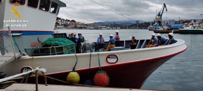 Barco pesquero en Pasaia cuyas redes hallaron restos humanos en alta mar