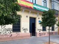 PP condena las pintadas en su sede y en la de PSOE de Sevilla: "Defender los toros no tiene que ver con el vandalismo"