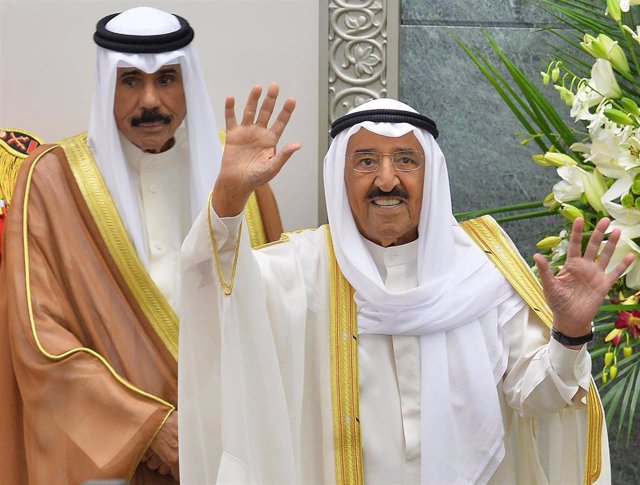 El difundo emir de Kuwait, jeque Sabá al Ahmad al Jaber al Sabá, junto al entonces príncipe heredero y nuevo emir, jeque Nauad al Ahmad al Jaber al Sabá