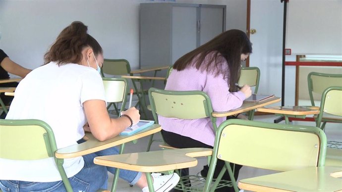 Alumnos en su primer día de vuelta a las aulas para clases de repaso y preparación de pruebas finales
