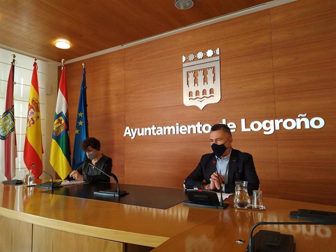 El portavoz popular en el Ayuntamiento de Logroño, Conrado Escobar, y la concejala Celia Sanz,  anuncian la moción que se presentará en materia de conciliación familiar