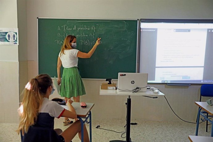 Una alumna atiende durante una clase semipresencial de Matemáticas en el Colegio Ábaco, en Madrid