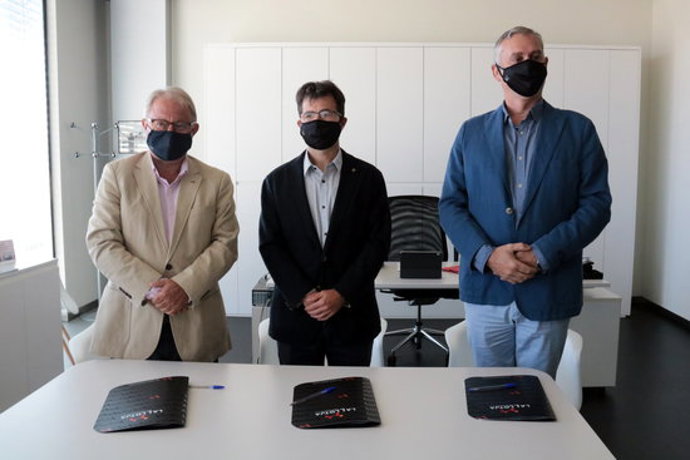 Pla mitj llarg del tinent d'alcalde de la Paeria, Paco Cerd, el vicerector d'Ordenació Acadmica de la UdL, Francesc Giné, i del deg de la Facultat de Dret, Eduard Cristóbal, després de signar el conveni, el 30 de setembre del 2020. (Horitzontal)