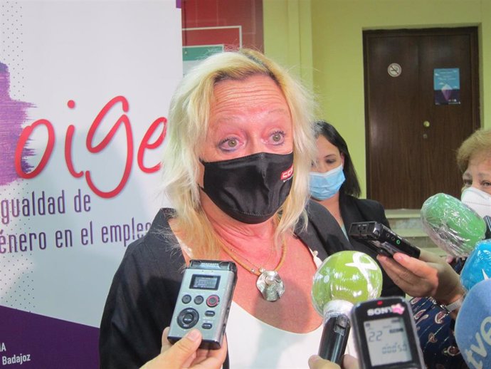 La secretaria general de CCOO, Encarna Chacón, atiende a los medios en Badajoz
