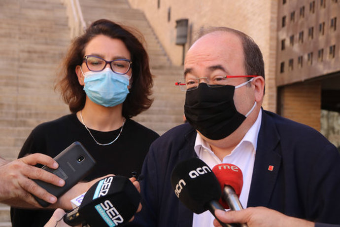 Pla mitj del primer secretari del PSC, Miquel Iceta, i la portaveu del PSC al Parlament, Eva Granados, davant del Palau de Congressos de Tarragona. Imatge del 30 de setembre de 2020. (horitzontal)