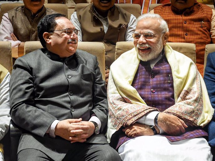 Narendra Modi con el presidente nacional del partido gubernamental BJP, JP Nadda, en una reunión en el Parlamento indio