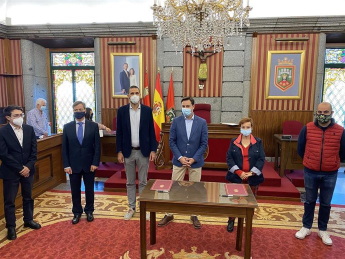 En el centro de la imagen Daniel de la Rosa, alcalde de Burgos, y a su derecha Irene Olmos, presidenta de la Asociación de Vecinos de San Cristóbal.