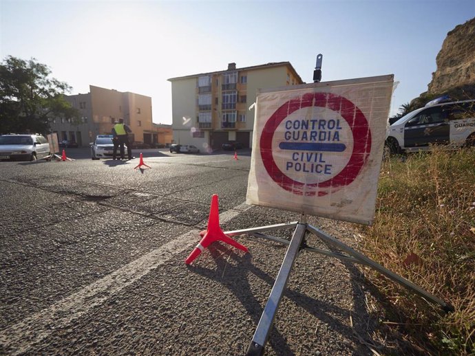 Policías forales controlan las carreteras de Falces el mismo día de la entrada en vigor del confinamiento en el municipio debido al aumento de casos de Covid-19, en  Falces, Navarra, (España), a 30 de septiembre de 2020. Al confinamiento de Falces se un