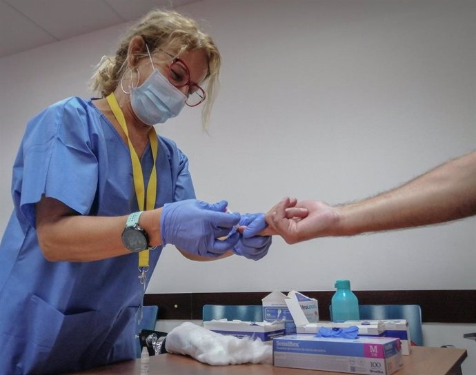 Una sanitaria toma una muestra de sangre de los test rápidos de Covid-19 que se realiza a los docentes. En el Hospital Militar, (Sevilla, Andalucía, España), a 28 de agosto de 2020. (Foto de archivo).