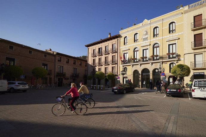 Vecinos de Falces caminan por el municipio el mismo día de la entrada en vigor del confinamiento en dicha zona debido al aumento de casos de Covid-19, en  Falces, Navarra.