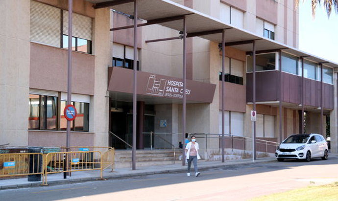 Pla general de l'entrada principal de l'Hospital Santa Creu de Jesús. Imatge del 30 de setembre del 2020 (horitzontal)