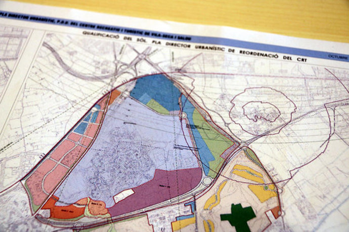 Plnol amb els usos del CRT de Vila-seca i Salou, amb una franja en vermell al centre on es preveu el complex de Hard Rock, i els sectors d'espais verds -en verd- i d'equipaments -en blau- a la dreta, tombats pel TSJC. Imatge del 30/09/20. (Horitzontal)