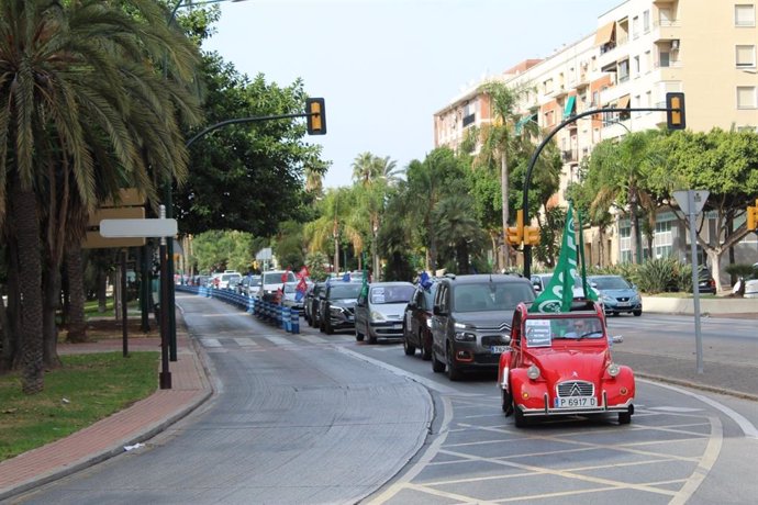 Caravana de coches en Málaga por un curso escolar seguro