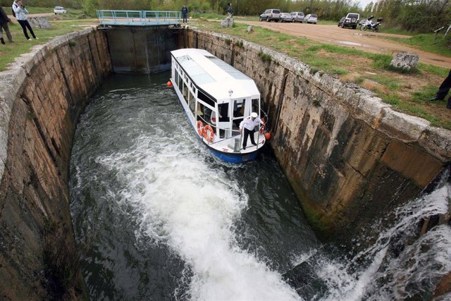 Barco por el Canal de Castilla en Palencia.