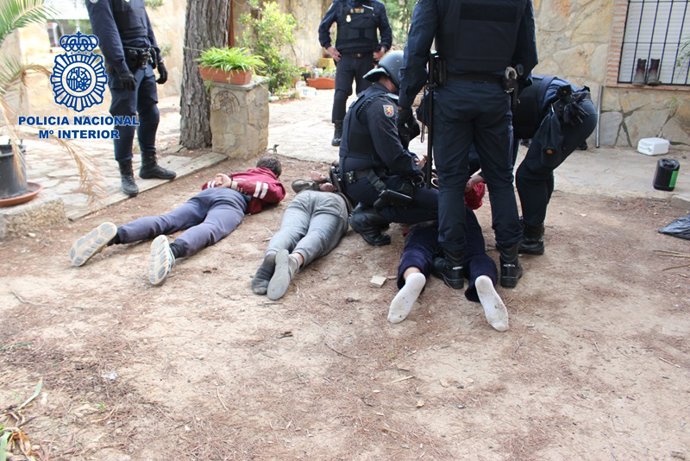 Nota De Prensa E Imágenes: "La Policía Nacional Desmantela Una Plantación De Marihuana Y Detiene A Tres Hombres"