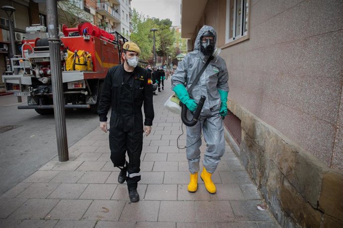 Militares preparados para la desinfección de una residencia