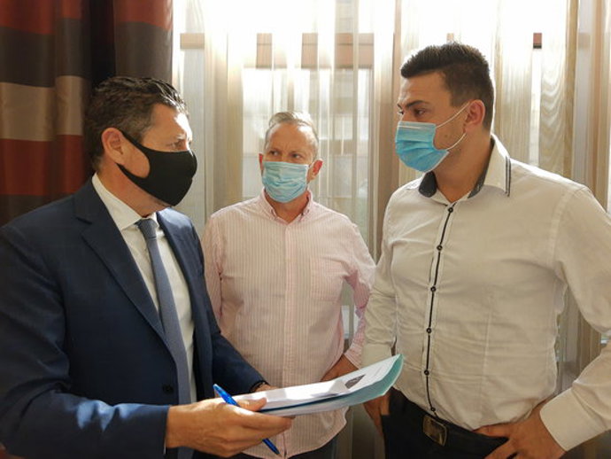 Pla tancat del president i vicepresident de la nova Associació Provincial de Restauració i Oci Nocturn de Tarragona, Eduardo Abenojar i Jesús López, conversant amb Joaquim Boadas, de la FECASARM. Imatge del 30 de setembre del 2020. (Horitzontal)