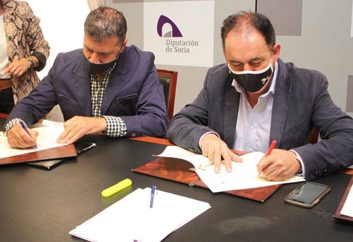 Antonino Gómez (izda) y Benito Serrano firman un convenio de colaboración a favor de Alzheimer Soria.